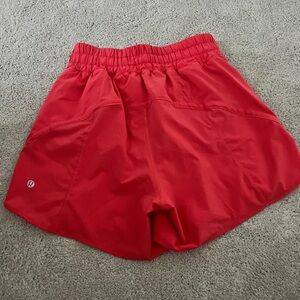 Lululemon Track That high rise line shorts 5’ size 6